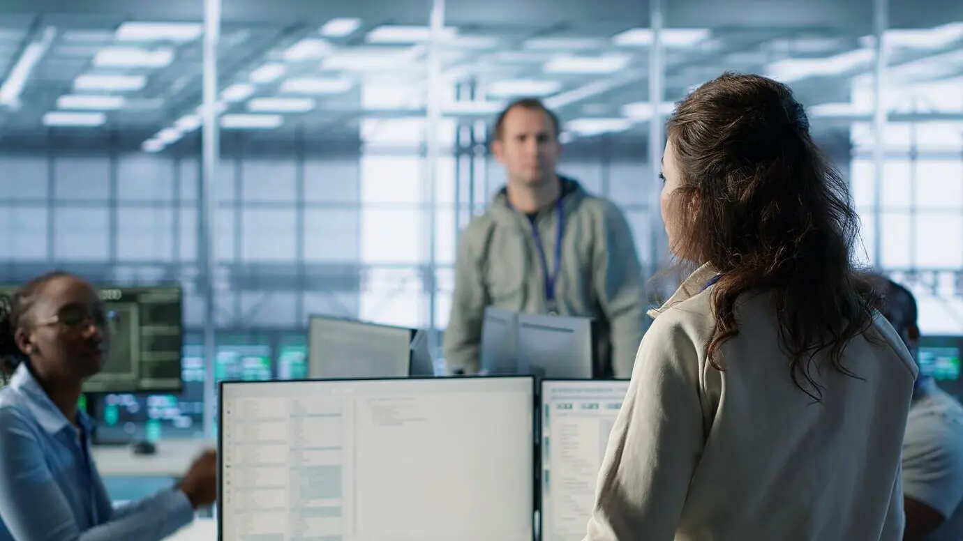 Менеджер, отвечающий за серверную, проводит внеплановое совещание с сотрудниками.