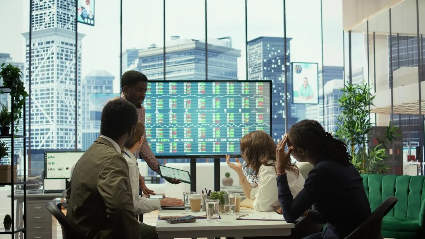 Бизнесмен объявляет о банкротстве компании на встрече.